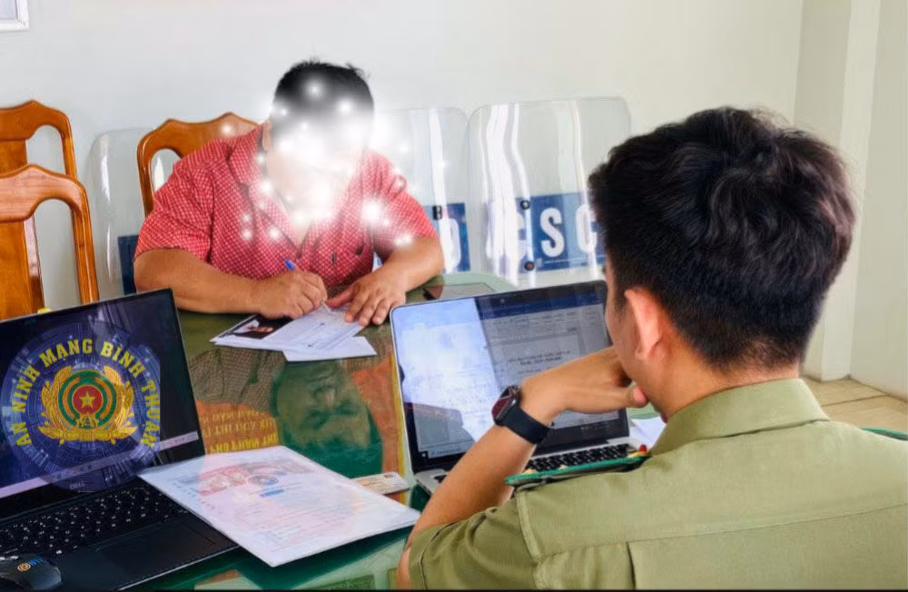 Dang hinh anh xuc pham uy tin lanh dao, mot facebooker bi xu phat
