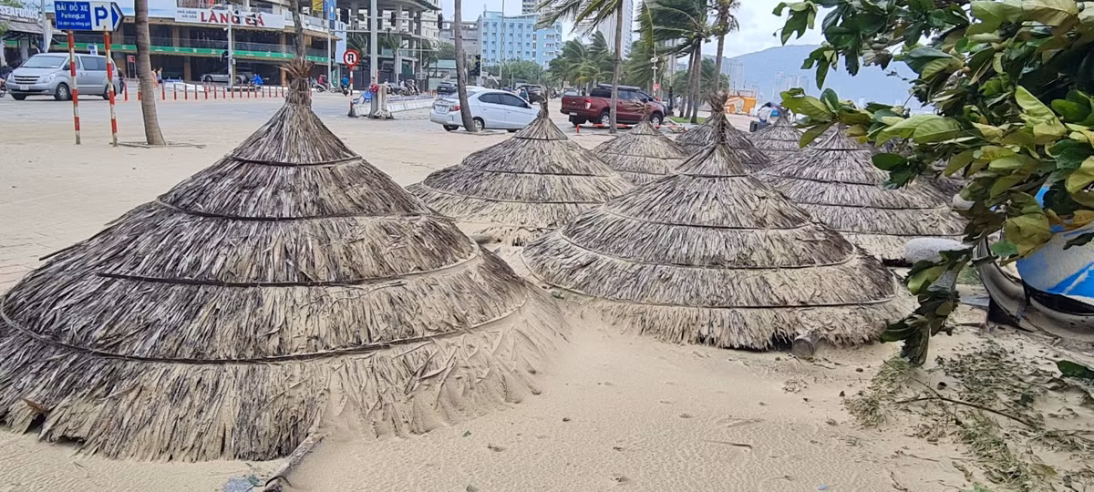 Tại bãi biển Mỹ Khê (quận Sơn Trà), sóng biển dâng cao đưa một lượng lớn cát vào phủ kín sát đường Võ Nguyên Giáp.
