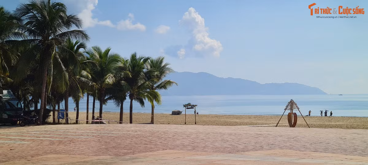 Nước biển nơi đây xanh ngắt như bầu trời ngày nắng, bãi cát trắng mịn trải dài...