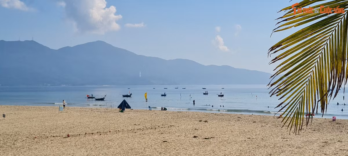 Nhìn từ góc nào thì Mỹ Khê cũng đẹp đến lạ.