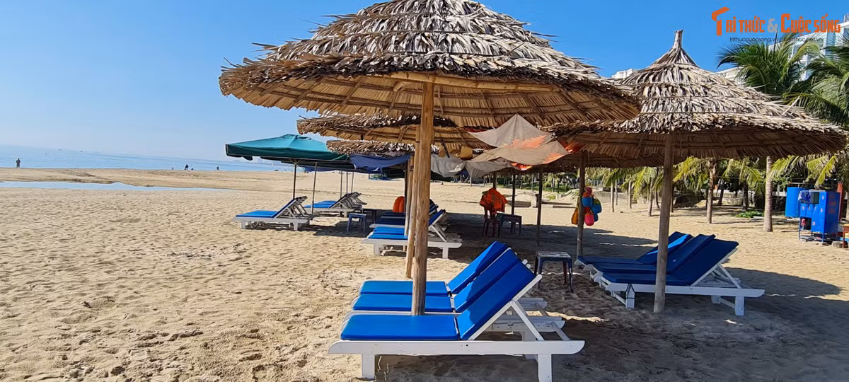 Thời điểm lý tưởng, đẹp nhất để đi biển Mỹ Khê là vào mùa hè, từ tháng 4 đến tháng 9 vì quãng thời gian này biển ít động, nắng đẹp.