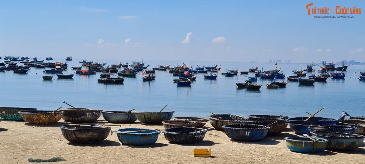 Có một làng chài nhỏ nằm ngay cạnh bãi biển Mân Thái.