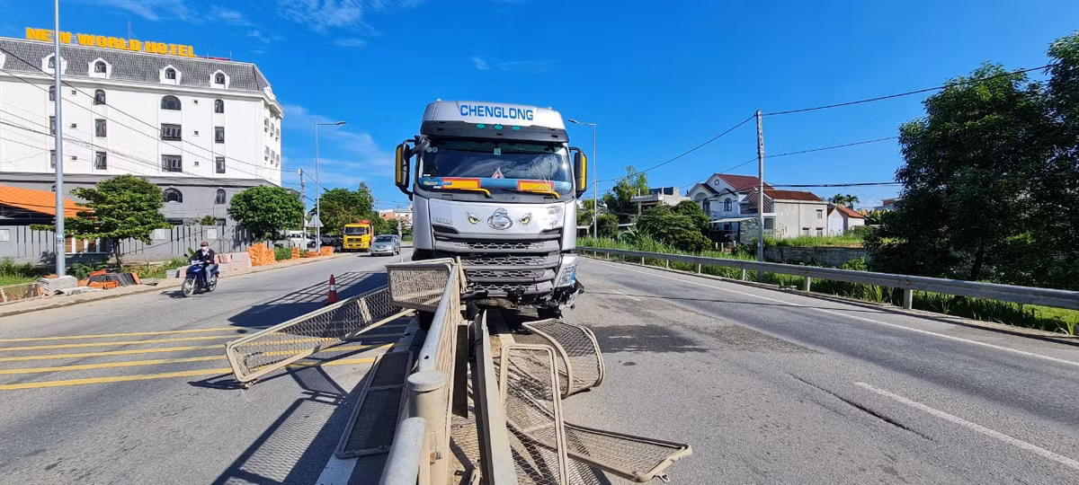 Vụ tai nạn đã khiến xe tải kẹt cứng giữa quốc lộ 1A.
