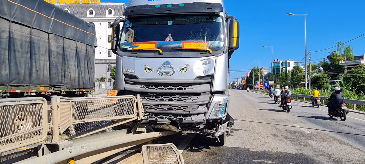 Hiện trường vụ xe tải tông bay 50m dải phân cách quốc lộ 1A Hien truong vu xe tai tong bay 50m dai phan cach quoc lo 1A