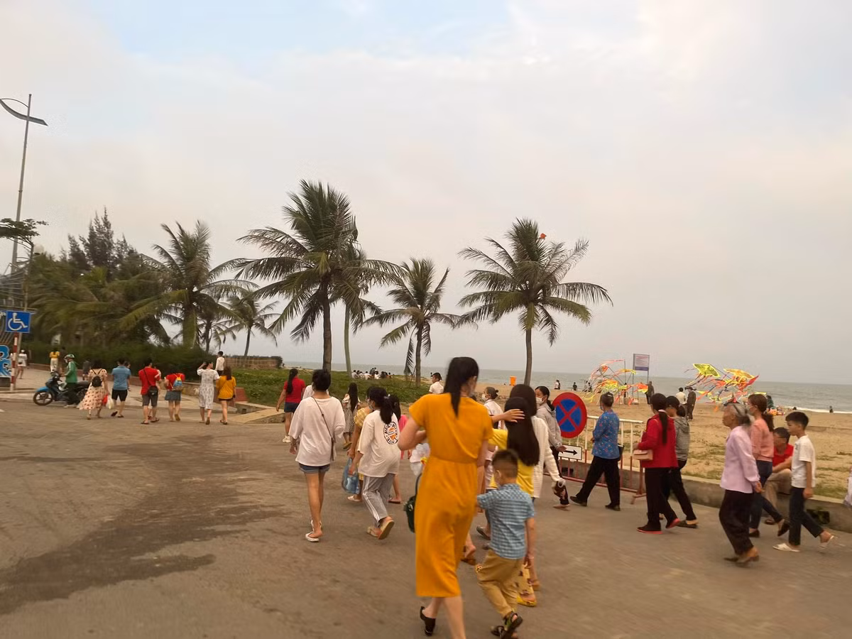Một trong những chương trình thu hút người dân và du khách là màn bắn pháo hoa tầm thấp, diễn ra vào lúc 21h 15 phút tối nay.