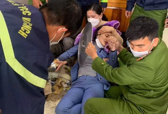  Giải cứu một phụ nữ bị kẹt bàn tay vào máy xay thịt: Trong lúc vận hành máy để xay nhuyễn thịt heo, chị T.T.L (SN 1994), ngụ thị trấn Lạc Dương, huyện Lạc Dương (Lâm Đồng) đã bất cẩn, để các ngón bàn tay phải cuốn kẹt vào máy, không thể rút ra được nữa. May mắn đã được lực lượng công an ứng cứu.