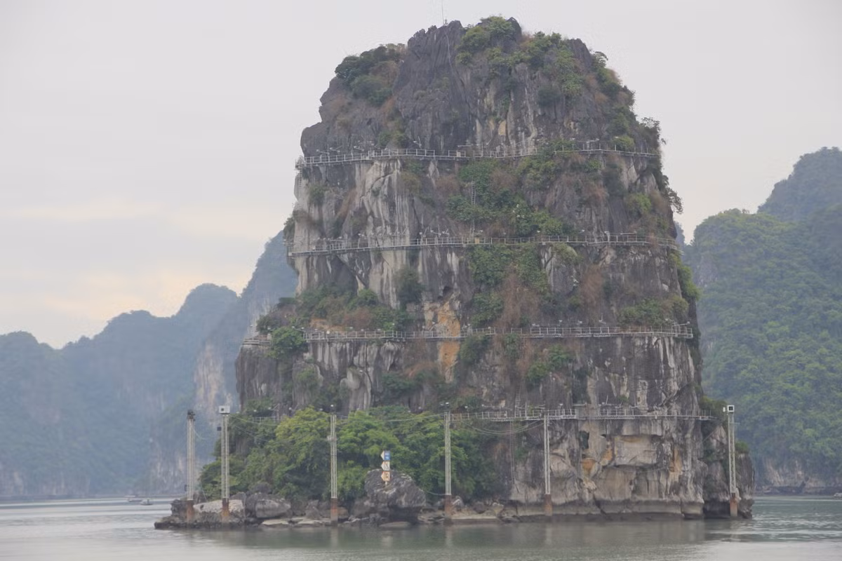 Cảnh tượng những núi đá của di sản thiên nhiên thế giới nằm trơ trọi và bị giàn điện "siết chặt" nhiều vòng và bị "đóng đinh" cố định vào đá khiến nhiều người không khỏi tiếc nuối vì vẻ đẹp thiên nhiên bị tác động.