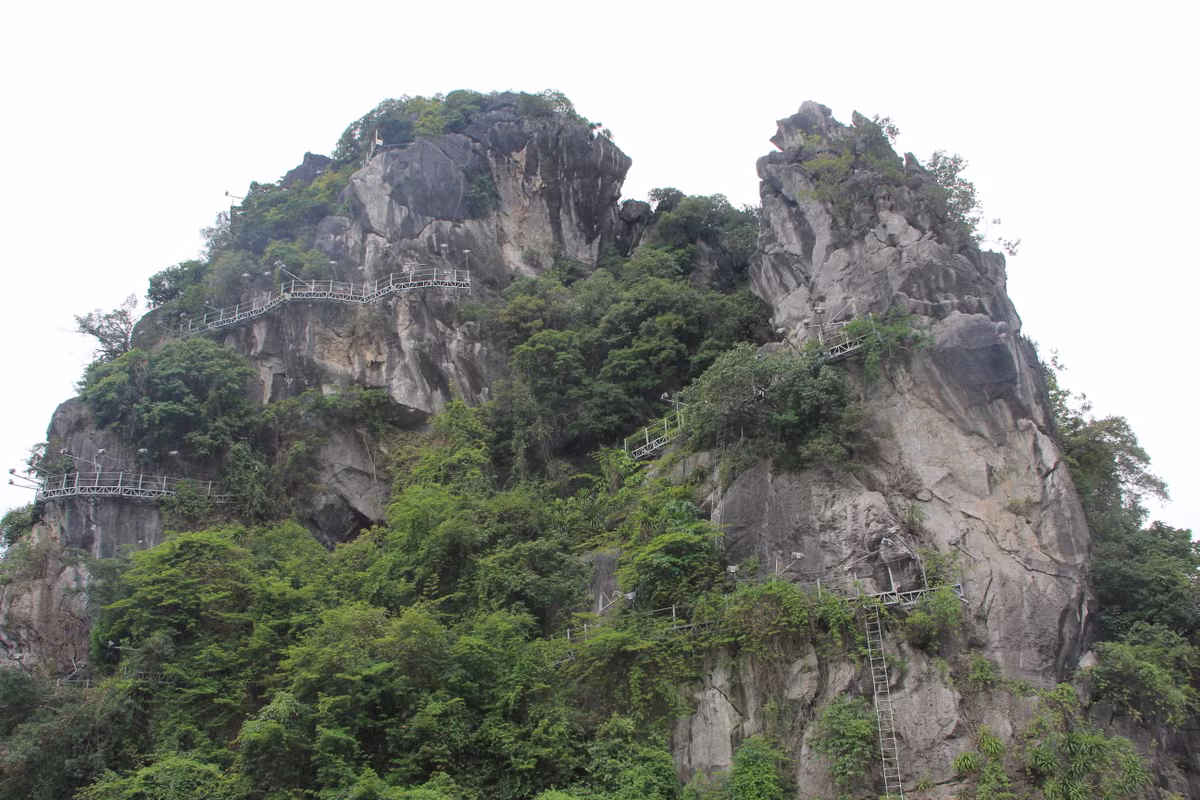Những núi đá trên vịnh Hạ Long bị “chằng” điện chiếu sáng giờ sao? Nhung nui da tren vinh Ha Long bi “chang” dien chieu sang gio sao?