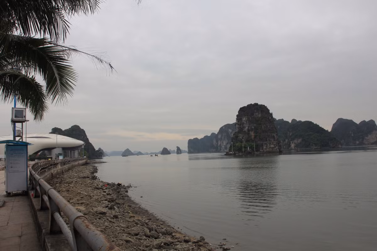UBND tỉnh Quảng Ninh yêu cầu Chủ đầu tư và các ngành liên quan tính toán, đề xuất cụ thể về nội dung, quy mô các hạng mục đầu tư, tổng mức đầu tư và phân kỳ đầu tư cho phù hợp, đảm bảo phù hợp với quy hoạch xây dựng tại khu vực, tránh lãng phí, khi cần thiết có thể nâng cấp thành một khu trình diễn ánh sáng, âm thanh tổng hợp kết hợp với sân khấu biểu diễn nghệ thuật, thác nước, phun lửa…