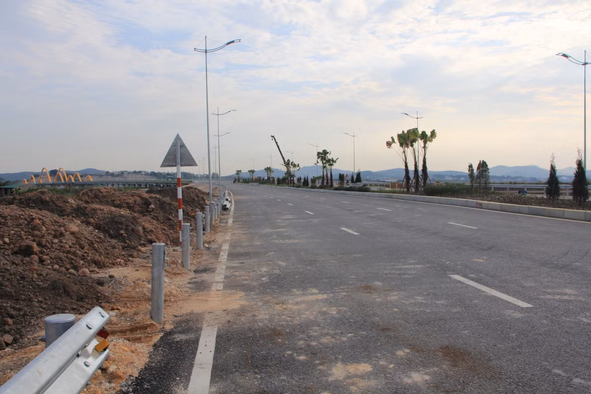 Quang Ninh: Sau khanh thanh, du an cau Tinh Yeu van ngon ngang, mat ATGT