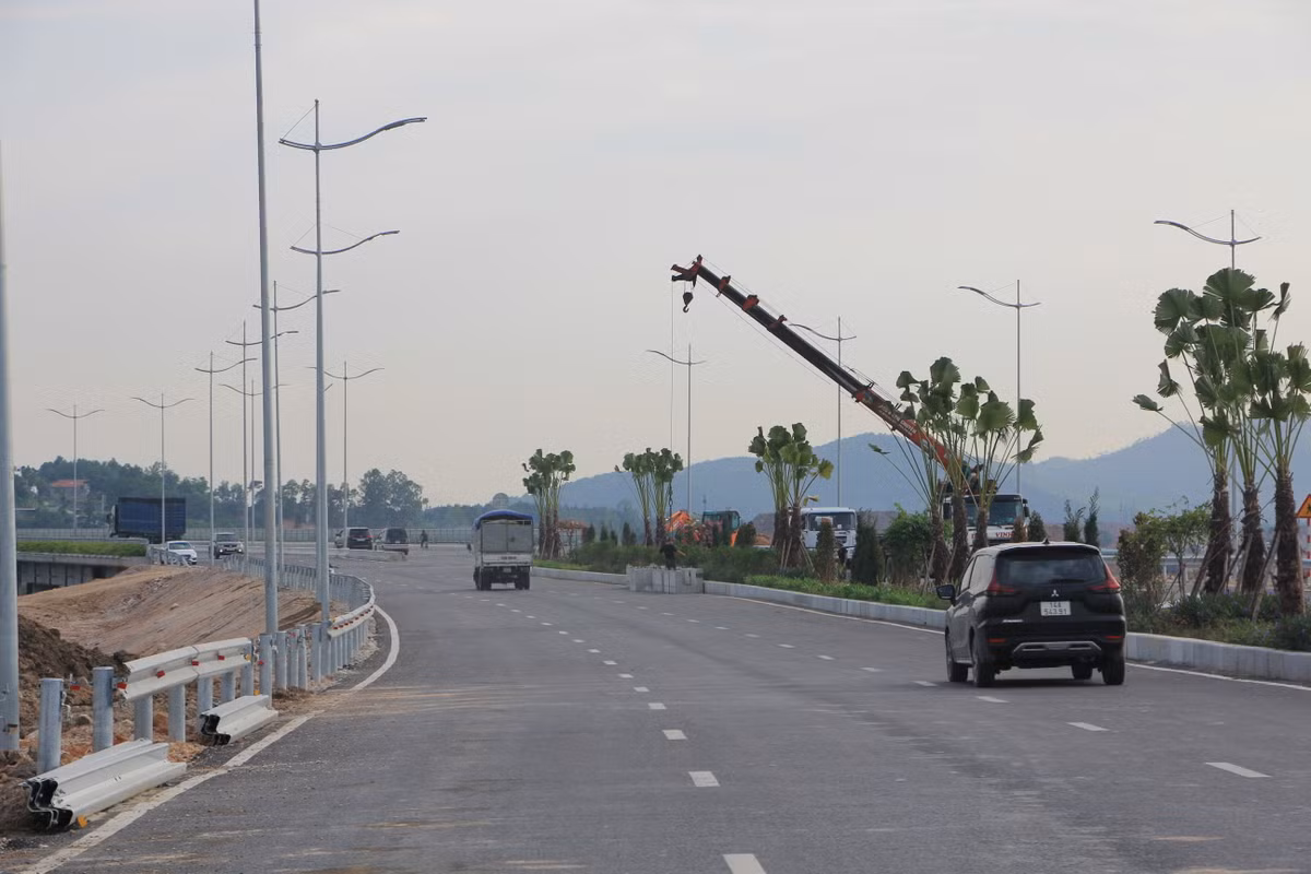 Các tấm tôn hộ lan an toàn bị xếp la liệt dọc đường chờ thi công, nhiều vị trí chưa được lắp hộ lan an toàn, "mắt phản quang" mặc dù cầu Tình Yêu và tuyến đường nối đã được khai thác gần 4 tháng qua.
