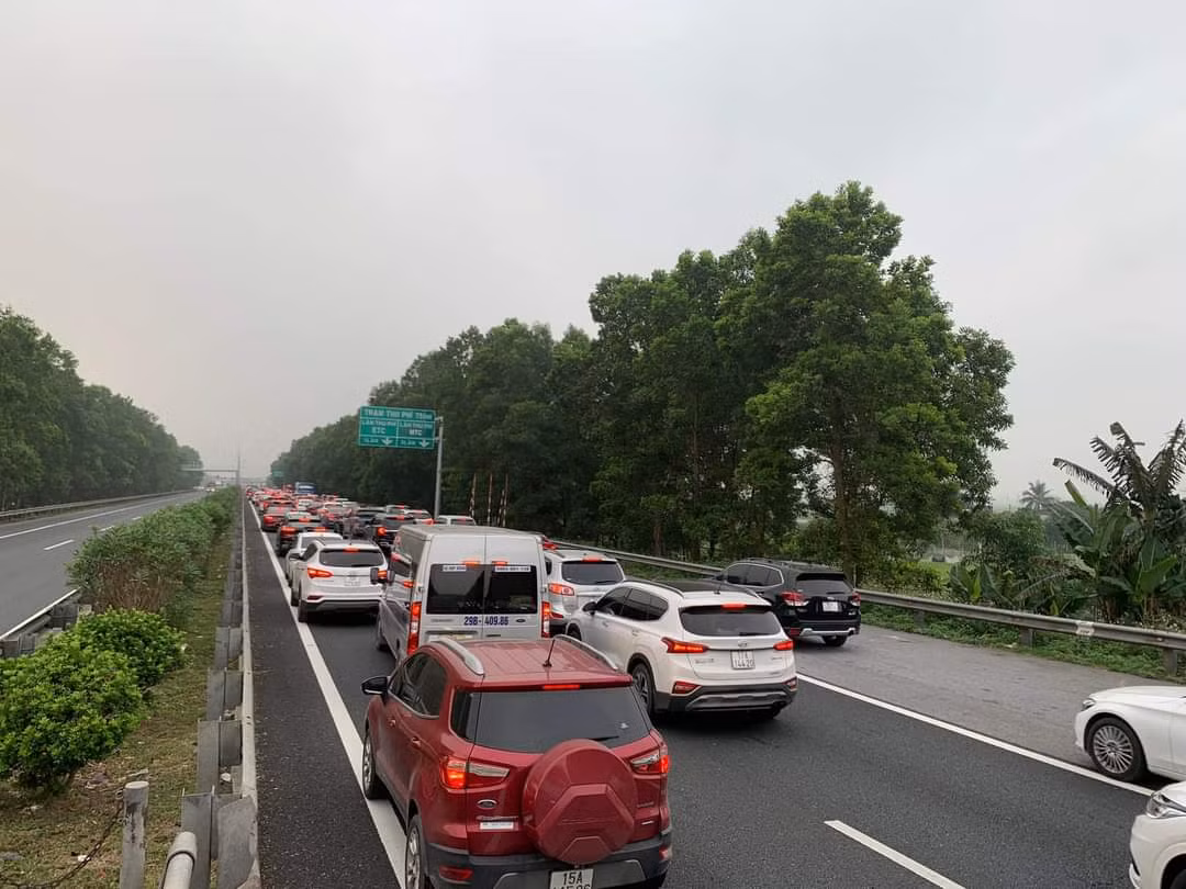 Khu vực trạm thu phí cũng đang có nguy cơ ùn ứ.