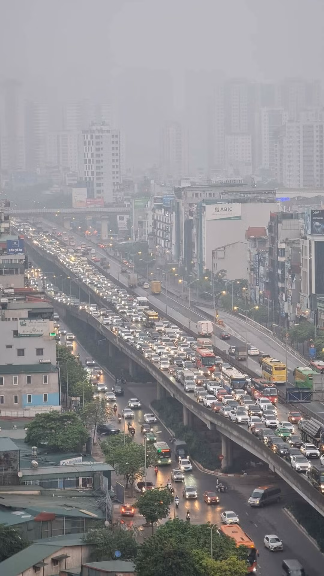 Hình cảnh ùn ứ ngay từ sáng sớm 30/4.