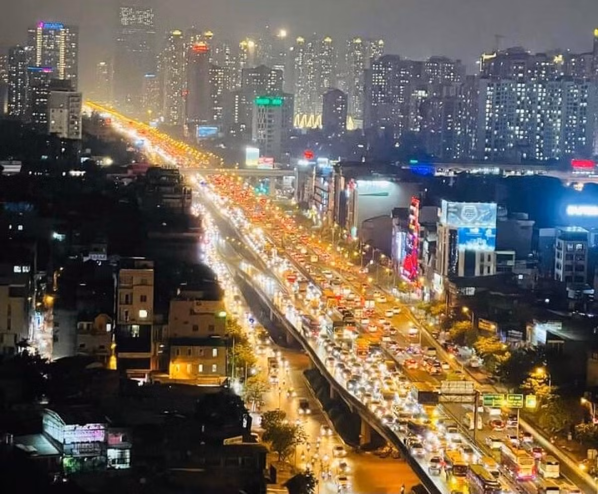 Đến 23h đêm 29/4, lượng người và phương tiện vẫn rất đông. Nhiều hành khách bất chấp nguy hiểm đứng đón xe khách ngay trên đường vành đai 3 trên cao.