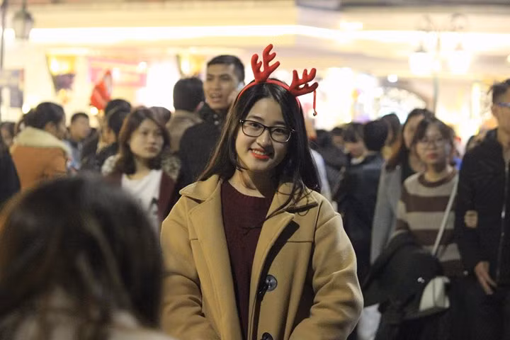 Một bạn trẻ xinh xắn ghi lại khoảnh khắc đêm Noel.