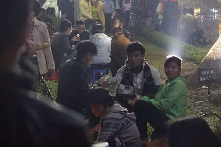 Cảnh lấn chiếm vỉa hè và và đi vào những bãi cỏ nhan nhản khắp khu vực trung tâm – nơi diễn ra nhiều sự kiện đón Giáng sinh 2017.
