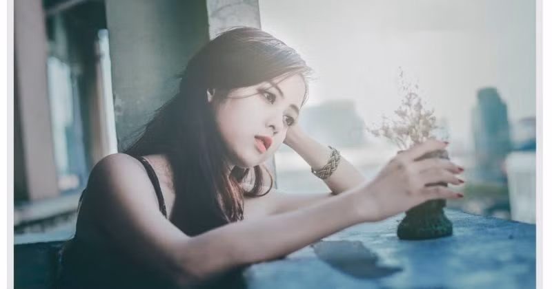 Có phải em mù quáng lựa chọn người mà lòng em còn thấy hoảng sợ. Ảnh minh họa