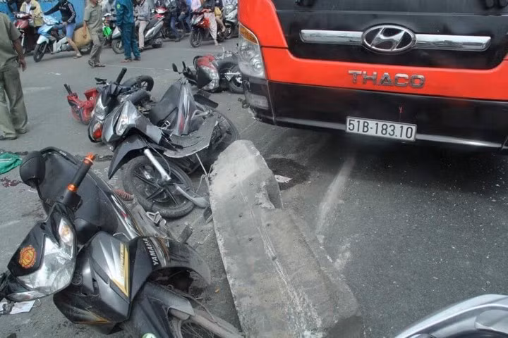 Vụ tai nạn thảm khốc khiến nhiều người đi xe máy bị tông văng tứ tung trên khắp mặt đường. Các nạn nhân bị thương nhanh chóng được chuyển đi cấp cứu trong đó có người nguy kịch.