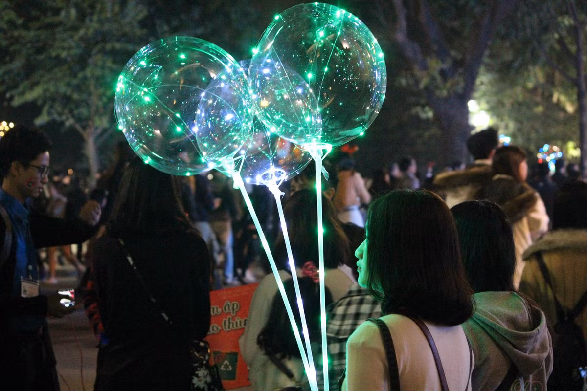 Đã có nhiều bài báo nói về hiểm họa thú chơi bóng bay galaxy, tuy nhiên những chùm bóng rực rỡ sắc màu này vẫn xuất hiện nhan nhản trong đêm Giáng sinh.