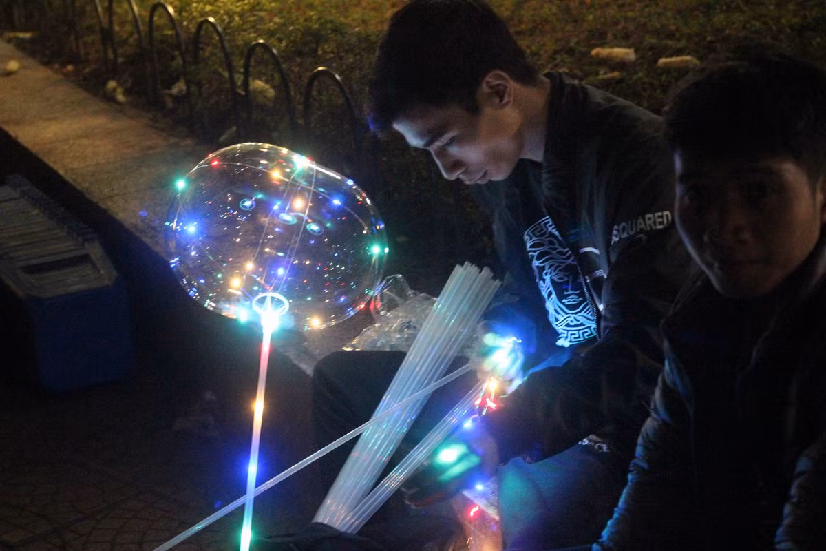 Việc bơm khí bóng bay Galaxy thực hiện ngay trên vỉa hè xung quanh phố đi bộ hồ Gươm. Điều này là rất nguy hiểm vì loại khí bơm vào bóng Galaxy thường là hydro (rẻ tiền, giảm chi phí) dễ xảy ra cháy nổ.