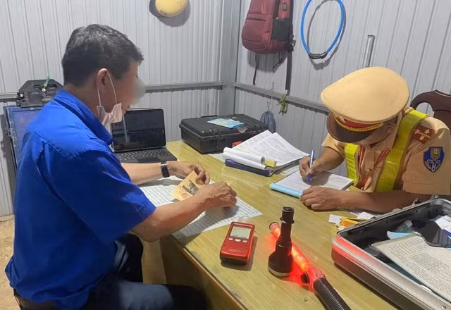 Dak Nong: Xu phat tai xe xe buyt vi pham nong do con