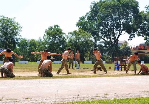 Dùng yết hầu đẩy cong thanh sắt.