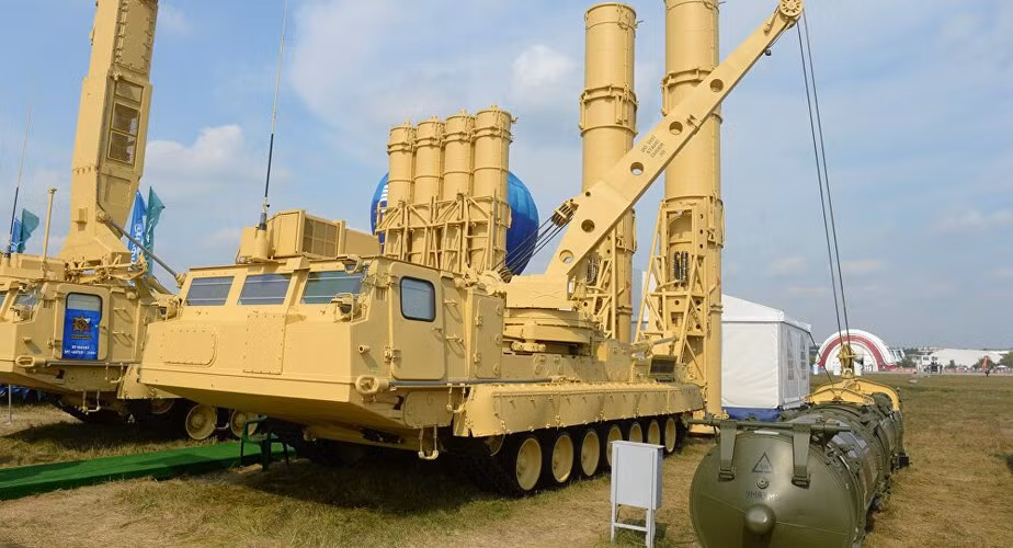 Sự thay đổi nổi bật nhất trong cụm radar của S-300VM là radar điều khiển hỏa lực đa kênh 9S32M Grill Screen có công suất mạnh hơn và mảng ăng ten to hơn dựa trên thiết kế của radar 9S32 High Screen.