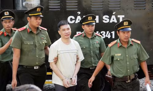 'Hot girl' Ngoc Miu cung nguoi tinh Van Kinh Duong duoc dan giai den toa
