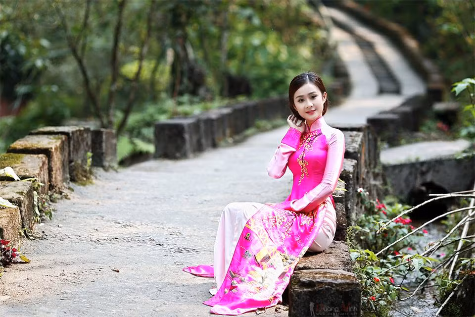 Huyền Ngọc chia sẻ, dịp nghỉ lễ 30/4 cô cùng một vài người thân, bạn bè đi du lịch ở một số tỉnh, thành phố ở miền Trung. Bức ảnh dân mạng chia sẻ chụp lén lúc Ngọc đang ăn chè Huế ở quán vỉa hè và cô không hề hay biết về bức ảnh này.