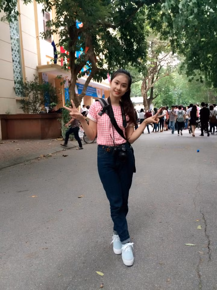 Cô gái được đặt biệt danh "hot girl ăn chè" tên thật là Nguyễn Huyền Ngọc, sinh năm 1993, đang là sinh viên năm cuối trường Đại học Kinh tế Quốc dân, Hà Nội.