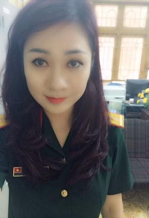 Ngay khi mới công bố lễ cưới, những hình ảnh của cô dâu đã khiến nhiều người bất ngờ. Nhiều ý kiến cho rằng, cô dâu trẻ trung, xinh đẹp như hotgirl.