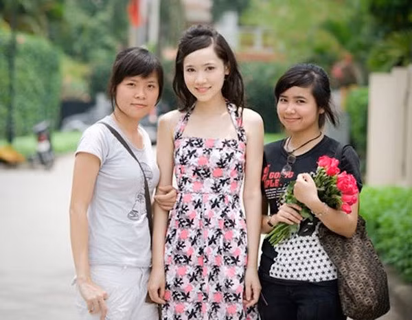 Đang làm công việc trong ngành điện ảnh quân đội, nhưng cô Hải Thanh lại có nghề tay trái là luyện chữ đẹp cho học sinh, những người có nhu cầu. Cô đã theo đuổi công việc này nhiều năm qua và giúp rất nhiều học sinh cải thiện chữ viết, tham dự nhiều cuộc thi viết chữ đẹp và giành giải thưởng.