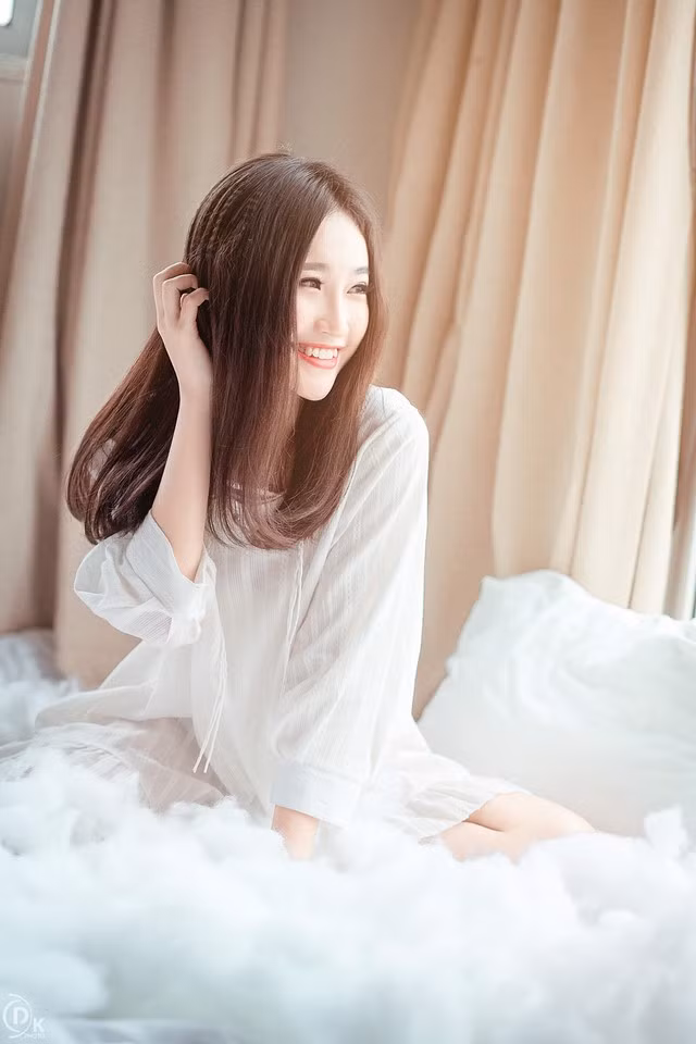 Thu Kenny tên thật là Nguyễn Thị Thu, sinh năm 1991, quê gốc Hải Dương và đã có 6 năm theo nghề làm đẹp, make up chuyên nghiệp. Yêu thích nghề nghiệp này từ lâu, Thu Kenny chia sẻ cô đã quyết tâm theo đuổi và cũng vấp ngã rất nhiều lần.