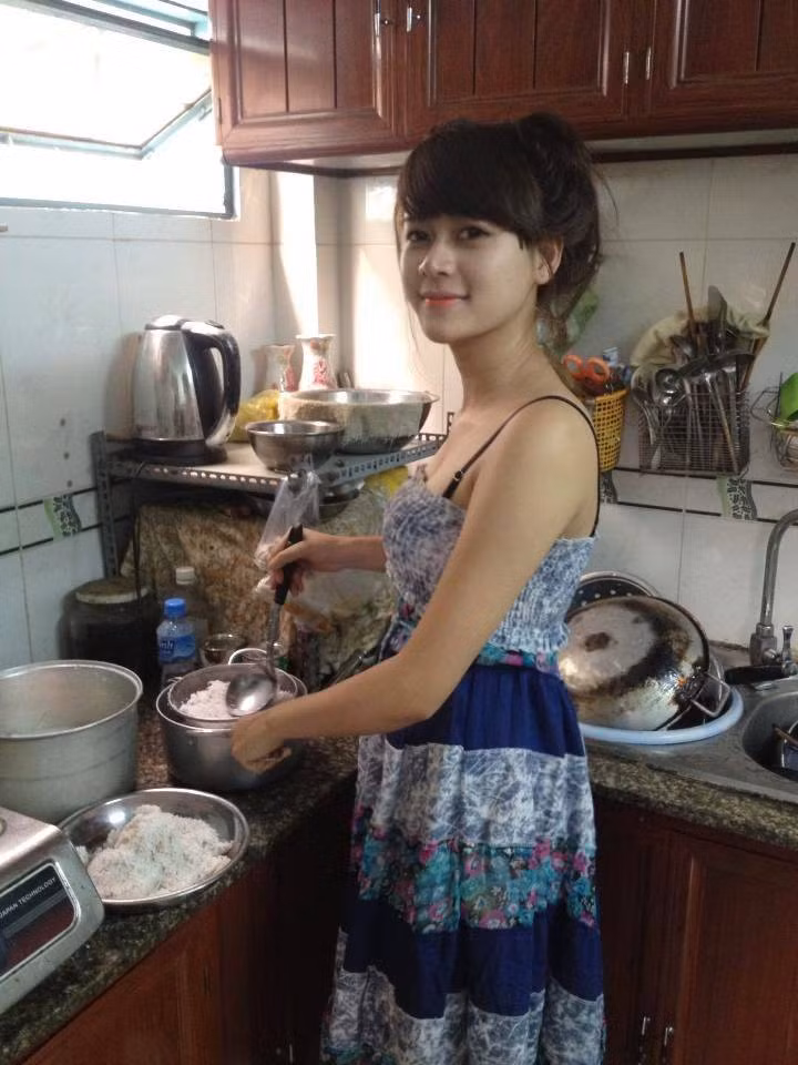 Cô giáo cũng thường cập nhật những hình ảnh đời thường của mình lên mạng và cùng học sinh tán dóc, bình luận, trêu chọc nhau rất vui vẻ.