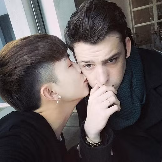 Tuấn Cường và Tyler Grasser là cặp đôi đồng tính Việt Mỹ từng gây xôn xao cộng đồng mạng với loạt ảnh tình cảm, thân mật bên nhau. Họ không ngần ngại khoe những bức ảnh âu yếm, thân thiết, thể hiện tình cảm một cách rất tự nhiên lên mạng.