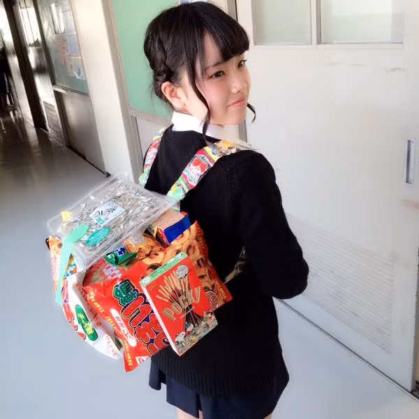 Theo Japanese Station, gần đây, giới nữ sinh Nhật Bản đang mê mệt với một phong trào kỳ quặc nhưng lại được xem là "đáng yêu", "dễ thương" với nhiều người.