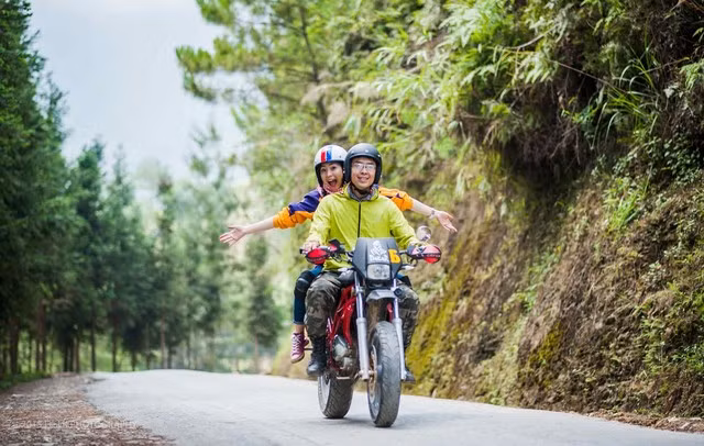 Những tấm hình được chụp ven đường, trên những ngọn đồi, núi, đường đèo quanh co... với hình ảnh cặp đôi đáng yêu, mặc trang phục đậm chất dân phượt và luôn giữ nụ cười tươi rói trên môi.