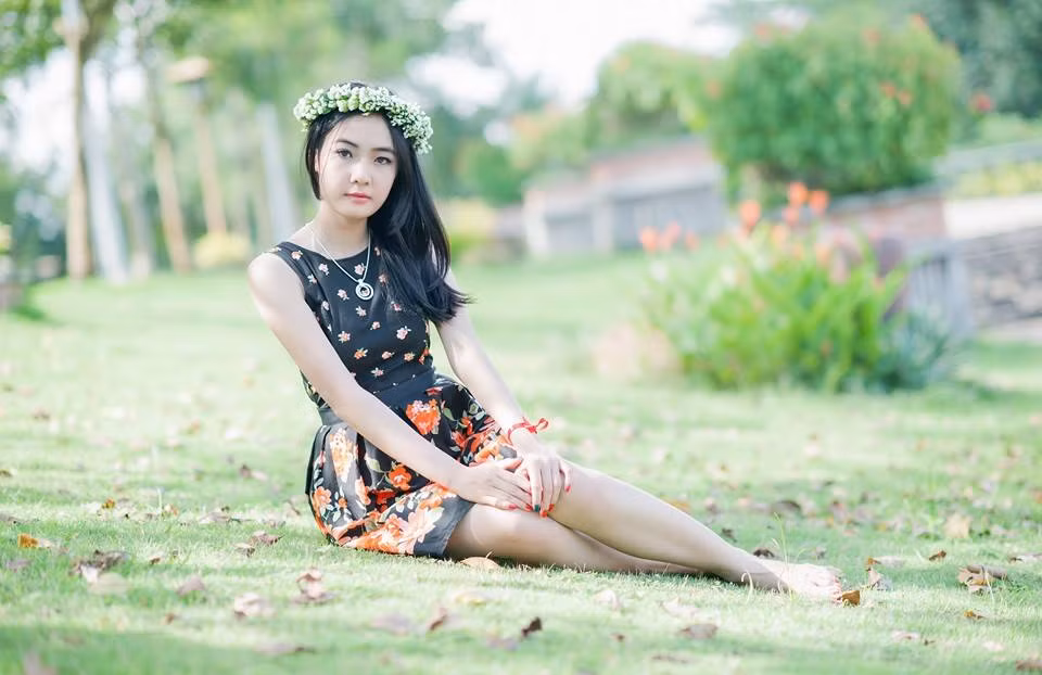 Khi hỏi về việc tại sao lại chọn công việc đặc biệt như vậy, Thủy Tiên kể lại khá nhiều câu chuyện trong quá khứ khi gia đình cô gặp rất nhiều khó khăn, khổ sở do những biến cố không lường trước được. Gia đình có lúc mắc nợ tiền tỷ, Thủy Tiên phải bươn trải với khá nhiều ngành nghề để có được nguồn thu nhập trợ giúp gia đình và nuôi hai em nhỏ.