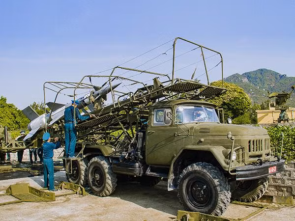 Những năm qua; cán bộ, chiến sĩ Sư đoàn Phòng không 377, Quân chủng Phòng không - Không quân luôn đề cao trách nhiệm, khắc phục mọi khó khăn, quyết tâm hoàn thành xuất sắc nhiệm vụ trong mọi tình huống. Ảnh: Huấn luyện triển khai khí tài tên lửa.