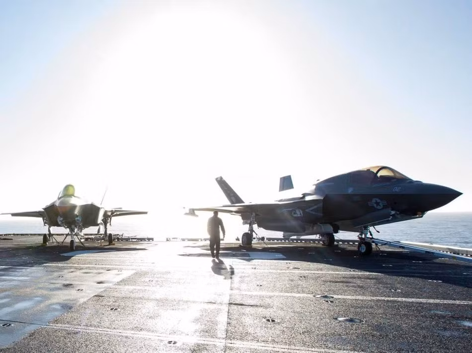 Tàu đổ bộ tấn công LHA-6 America được đóng mới nhằm mục đích thay thế cho lớp tàu đổ bộ tấn công tiền nhiệm LHA-5 Peleliu lớp Tarawa đã ngừng hoạt động.