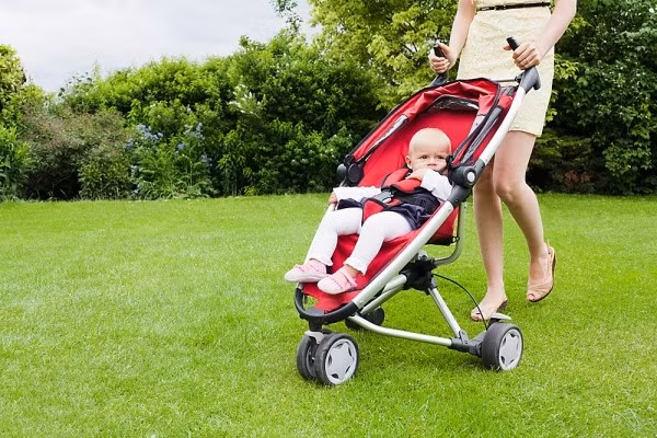 Bài học từ những buổi đi dạo. Dù cho bé đi dạo bằng xe đẩy hay ẵm bế con ngồi trong công viên, cách cư xử của cha mẹ trong những hành trình ngắn này sẽ ảnh hưởng đến cảm nhận bên ngoài và hoạt động thể chất của con.