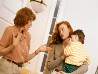 Sáu là: Không thống nhất về quan điểm dạy trẻ Giáo dục con cái là nhiệm vụ của các bậc cha mẹ. tuy nhiên trong xã hội ngày nay mỗi gia đình chỉ có 1 hoặc 2 con nên những đứa trẻ lại được nhận rất nhiều sự yêu thương từ cả phía cha mẹ lẫn ông bà. Nhưng đôi khi chúng lại là nguyên nhân gây mâu thuẫn trong gia đình bởi cách giáo dục của hai thế hệ là hoàn toàn khác nhau. Tranh cãi sẽ xảy ra giữa mẹ chồng và nàng dâu khi không thể thống nhất được cách nuôi dạy trẻ.