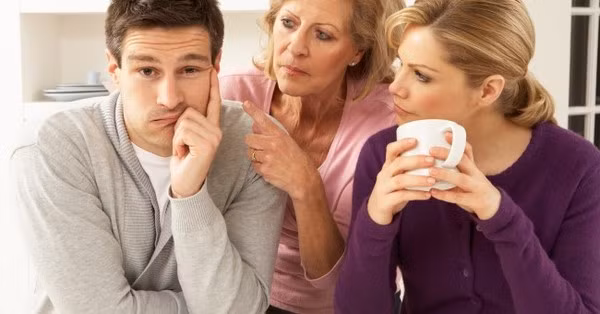 Một là: Mẹ chồng luôn cảm thấy con dâu không đủ tốt Mẹ chồng không giống với mẹ đẻ, bà luôn chú ý quan sát thái độ của cô con dâu. Tất nhiên rất nhiều thứ bạn không thể nhận đươc sự bao dung hay được phép thoải mái như ở với mẹ đẻ của mình. Còn mẹ chồng thì không chỉ bảo cụ thể, cầm tay chỉ việc tất cả mọi thứ cho bạn. Vì thế mâu thuẫn mẹ chồng nàng dâu sẽ từ từ nảy sinh. 