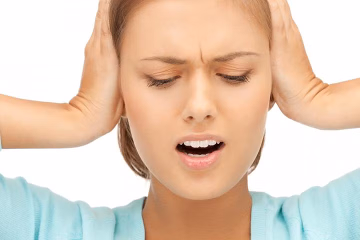 Gặp vấn đề về thính giác. Khi bức xạ đi qua, bạn có thể thấy mình nghe kém hơn bình thường. Nguyên nhân do sự xơ cứng của ráy tai nếu khu vực xạ trị ở gần tai. Nếu bạn có bất cứ thay đổi nào quá nghiêm trọng về thính giác, hãy trao đổi với bác sỹ.