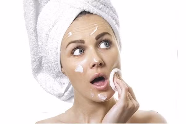 Dĩ nhiên, bạn không thể thay hết tất cả các loại sản phẩm chăm sóc tóc. Để bảo vệ làn da khỏi những loại mụn thì hãy nhớ hạn chế tối đa dầu gội dính vào da mặt. Sau khi gội đầu nên rửa mặt thật sạch để rửa hết hóa chất còn trên da.