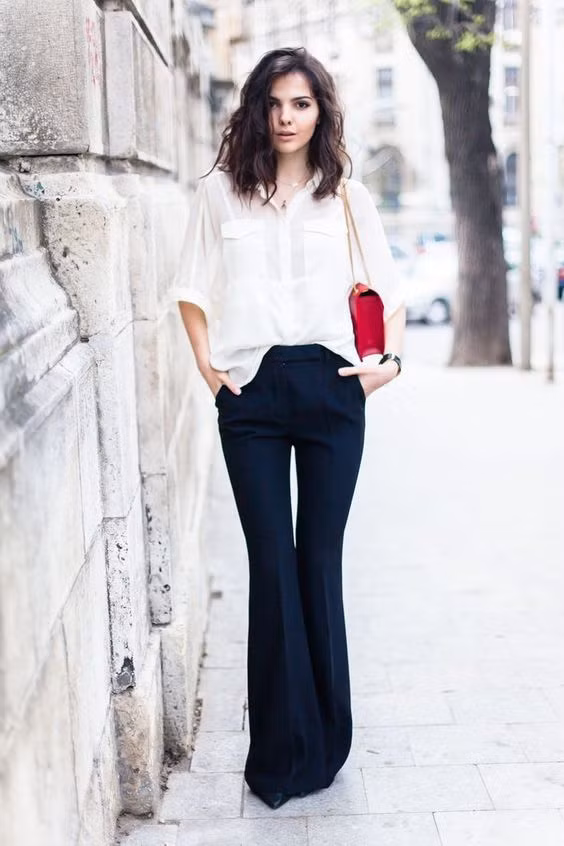 Quần ống rộng. Một chiếc quần ống loe vừa phải với những chi tiết lạ như xếp nếp phần gấu sẽ tạo nên phong cách thật riêng biệt cho quý cô công sở. Với kiểu quần này, bạn nên kết hợp cùng một đôi giày cao gót và áo kiểu dáng đơn giản để làm nổi bật kiểu dáng đặc biệt của nó.