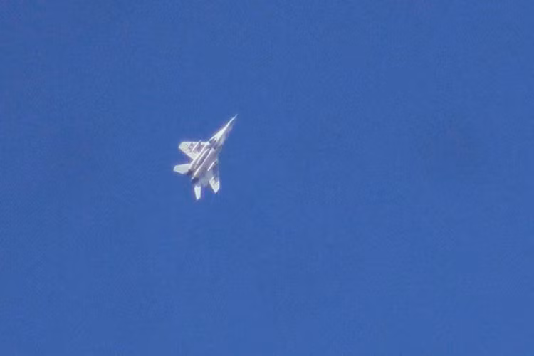 Tuy nhiên chi tiết quan trọng nhất lại nằm ở bức ảnh chụp chiếc MiG-29 ngoài thực địa, khi đó nó chỉ mang 2 bình rocket dưới cánh để làm nhiệm vụ tấn công mặt đất và hoàn toàn không có tên lửa không đối không.