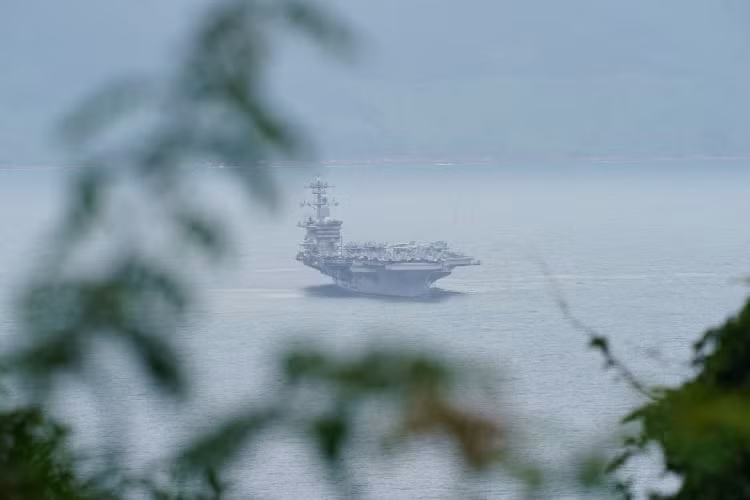 Khoảng 9h30 ngày 5/3, tàu sân bay USS Theodore Roosevelt nằm ở phao số 0, trước bãi Cát Vàng ở bán đảo Sơn Trà.