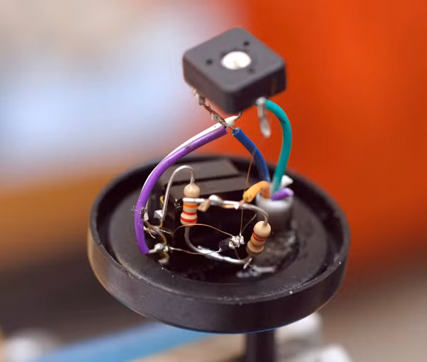 Cao cho biết thiết bị này - được mệnh danh là "hệ thống Giao diện Người-Máy (HMI) điều khiển bằng hơi thở" - sẽ ra mắt công chúng trong vòng 3 đến 5 năm tới vì thiết kế và chức năng đơn giản của nó.