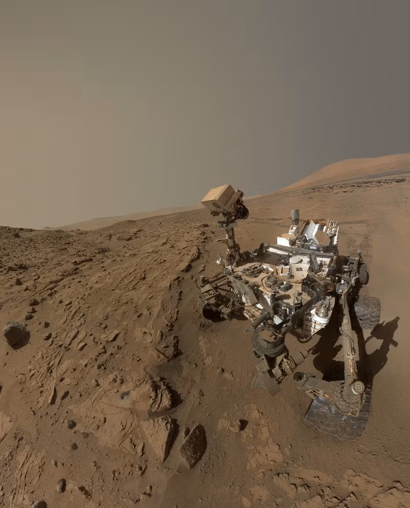 Phòng thí nghiệm nhiễu xạ tia X trên tàu của Curiosity đã phân tích bụi và phát hiện tridymite - một loại thạch anh hiếm được làm hoàn toàn từ silicon dioxide, hoặc silica, được hình thành bởi một số loại hoạt động núi lửa.